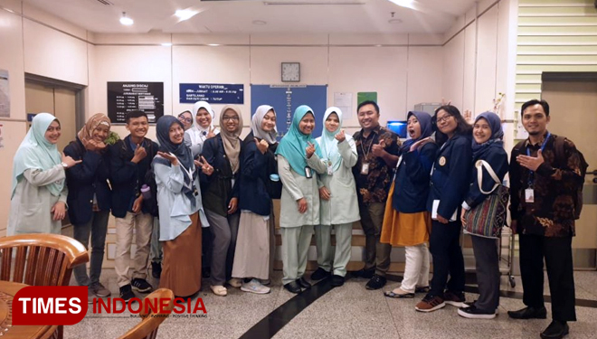 Delegasi Fakultas Keperawatan UNAIR berfopto bersama dengan pihak UMMC, Malaysia. (FOTO: AJP TIMES Indonesia)
