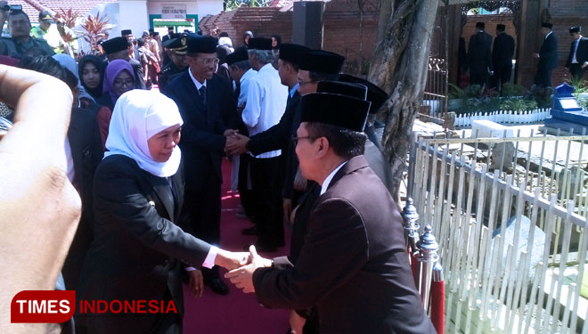 Gubernur-Khofifah-nyekar-di-makam-Gubernur-Suryo--b.jpg