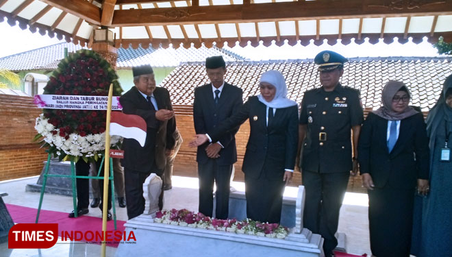Gubernur Jatim, Khofifah Indar Parawansa (tengah) usai menaburkan bunga di atas makam Gubernur Suryo di Jalan Salak, Kabupaten Magetan, Jumat (11/10/2019). (Foto: M Kilat Adinugroho/TIMES Indonesia)