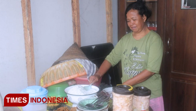 Katinem Persiapkan Makan Siang Kepada TNI dan warga. (FOTO: AJP TIMES Indonesia)
