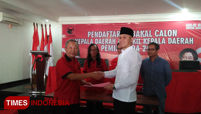 Pengembalian dan melengkapi berkas pendaftaran di DPD PDIP Sumsel (Foto: Rochman/TIMES Indonesia) 