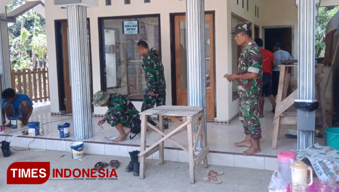 Anggota Koramil 0818/11 Donomulyo Merehab Musholla dalam Program TMMD Reguler 106
