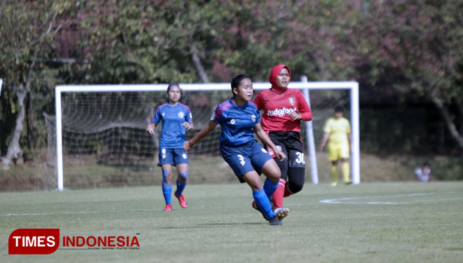 Arema FC Putri saat berhadapan dengan Bali United di Lapangan Brantas, Kota Batu pada Sabtu (12/10/2019) (FOTO: Ovan/TIMES Indonesia)