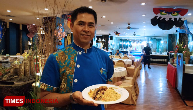 Chef Aston Denpasar Hotel, I Komang Aryana, menampilkan salah satu menu istimewa dari Jempiring Restaurant. (Foto: Imadudin M/TIMES Indonesia)