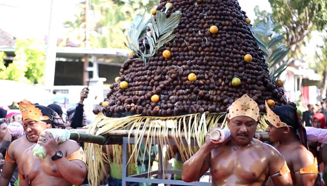 Kirab tumpeng robyong yang tersusun dari buah salak di acara Festival Kampung Salak Rengel, Tuban, Sabtu,(12/10/2019).(Foto: Istimewa)