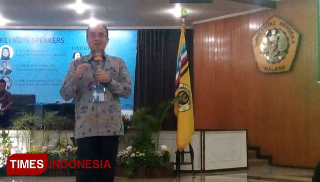 Prof. Jhonny Jernias, Ph. D sampaikan pentingnya pendidikan yang sesuai dengan masyarakat dalam Seminar Internasional ICGS hari ini (12/10/2019) (foto : Widya Amalia/TIMES Indonesia)