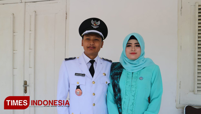 Syaiful Bahri bersama istrinya usai dilantik di aula Mandhapa Agung Ronggosukowati Pamekasan, Madura. (Foto: Akhmad Syafi'i/TIMES Indonesia,)