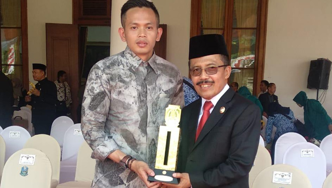 Wakil Wali Kota Batu, Ir Punjul Santoso SH MM saat menerima penghargaan bersama Lurah Temas, Tantra Soma Pandega. (FOTO: Istimewa/TIMES Indonesia)