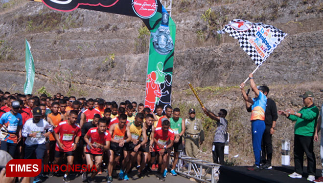 The checkered flag waved as the competition of Malang Beach Run started. (Picture by : Binar Gumilang/TIMES Indonesia)
