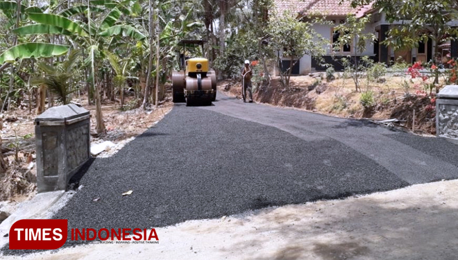 Pengaspalan di Lokasi TMMD Sudah Hampir Selesai. (FOTO: AJP TIMES Indonesia)