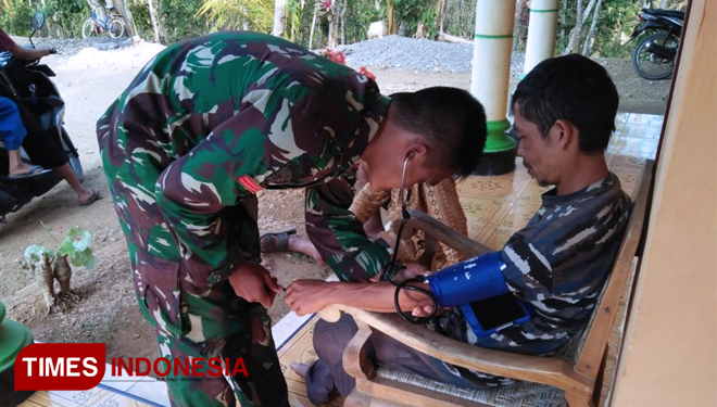 Tim Kesehatan Cek Kesehatan Masyarakat dan Petugas