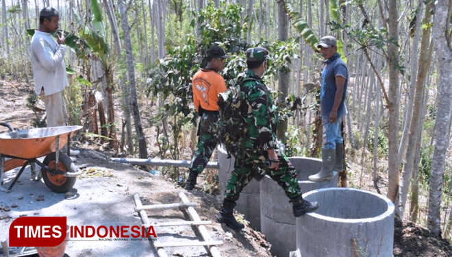 Tinjau Gorong-Gorong, Warga Semangat Bantu Satgas TMMD Kodim Malang-Batu