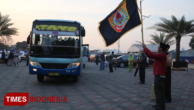 Wakil Bupati Jember KH Abdul Muqit Arief melepas bus yang membawa Kontingen Pramuka Kwarcab Jember ke Jambore Daerah Jawa Timur 2019, Sabtu (12/10/2019). (foto: Dody Bayu Prasetyo/ TIMES Indonesia)