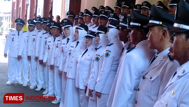 Kepala desa foto bersama usai dilantik di Mandepa Agung Ronggo Sukowati, Pamekasan. (Foto: Akhmad Syafi'i/TIMES Indonesia)