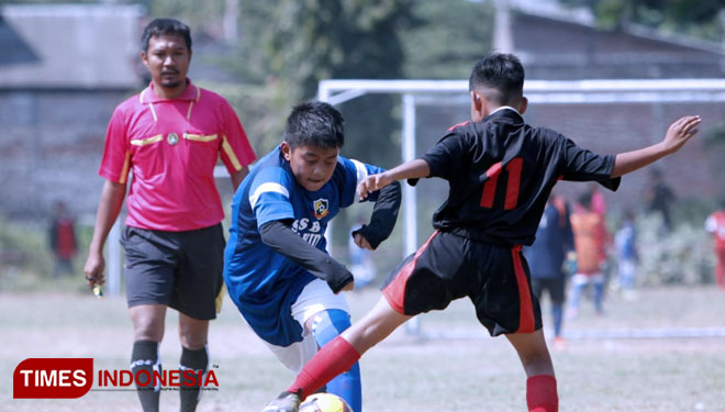 Pemain berebut bola dalam Turnamen Sepak Bola Usia Dini yang digelar oleh SSB Super Kids Probolinggo. (foto: Ryan/TIMES Indonesia)
