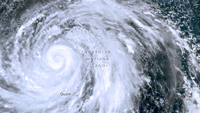 Badai Hagibis di atas Kepualauan Utara, Selasa, 8 Oktober 2019 (FOTO: NASA)