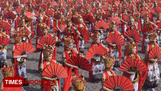The grandrung dance performed by thousands of dancer atthe Marina Boom Beach, Banyuwangi. (Picture by: Roghib Mabrur/TIMES Indonesia)