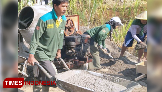 Warna Orange Gerobak Dorong (Arco) Berubah Warna Abu-Abu Pada Tmmd Donomulyo. (FOTO: AJP/TIMES Indonesia)