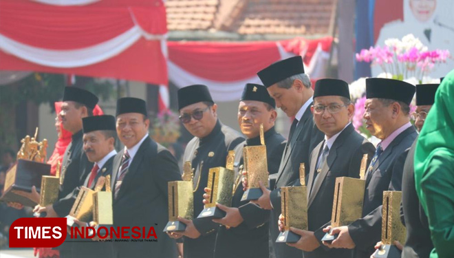 HUT ke 74 Jatim, Pemkot Malang Terima Penghargaan dari Gubernur