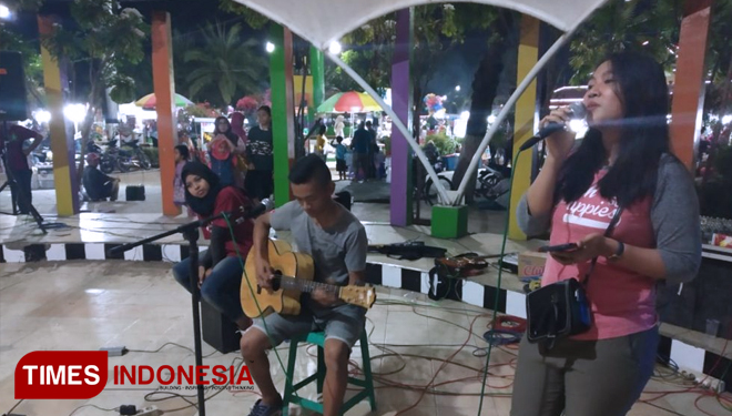 Penampilan para musisi di mini dome Alun-Alun Kota Madiun. (Foto: Yupi A/TIMES Indonesia)