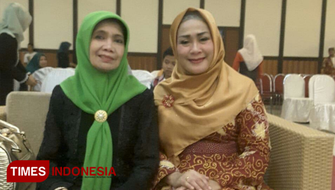 Ketua Tim Penggerak PKK Kabupaten Bondowoso Jawa Timur, Hj Siti Maemunah Salwa Arifin (kiri) (FOTO: Moh Bahri/TIMES Indonesia). 
