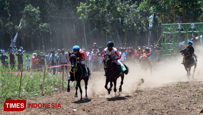 Para atlet berkuda saat memacu kudanya masing-masing (FOTO: Moh Bahri/TIMES Indonesia)