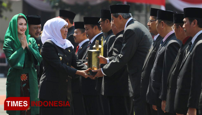 Sekda Kota Kediri menerima penghargaan Destana Award yang diberikan Gubernur Jatim.