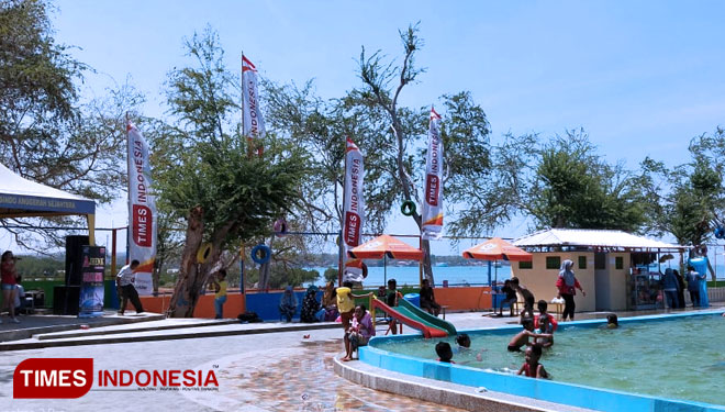 Pengunjung menikmati kolam renang yang ada di Taman Lososa di Kecamatan Kalianget, Sumenep. (FOTO: Riri/TIMES Indonesia)