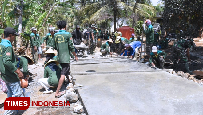 Kerja Keras Satgas TMMD Dan Warga akan menuai hasil yang baik. (FOTO: AJP/TIMES Indonesia)
