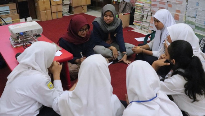  Sesi FGD (Focus Group Discussion) mahasiswa FK Unair sebagai upaya pendekatan secara pribadi dalam rangka edukasi seks kepada siswa SMPN 4 Surabaya. (Foto: Istimewa)