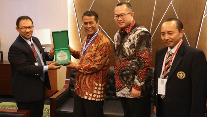 Menteri Pertanian Anda Amran Sulaiman menerima penghargaan dalam acara konferensi Internasional Peterta Award di IPB Convention Center, Bogor, Senin (14/10/2019). (Foto: Kementan RI)