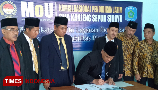 Memorandum of Understanding (MoU) antara Komnasdik Jatim bersama SMA Kanjeng Sepuh Sidayu. (Foto: Akmal/TIMES Indonesia).
