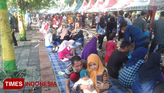 Suasana pedagang kaki lima yang sedang jualan di area Monumen Arek Lancor Pamekasan.(Foto: Akhmad Syafi'i/TIMES Indonesia)