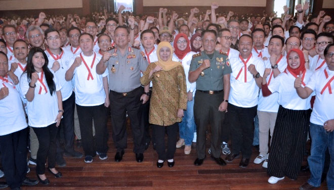 Pangdam V/Brawijaya Mayjen TNI Wisnoe P.B bersama Gubernur Jatim Khofifah dalam Deklarasi Bersatu dan Damailah Indonesiaku di Grand City Surabaya, Senin (14/10/2019).(Foto : Istimewa)