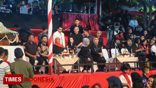  Gubernur Khofifah di antara ribuan warga yang menghadiri pesta rakyat di depan Gedung Negara Grahadi, Surabaya, Minggu (13/10/2019).(Foto : Lely Yuana/TIMES Indonesia)