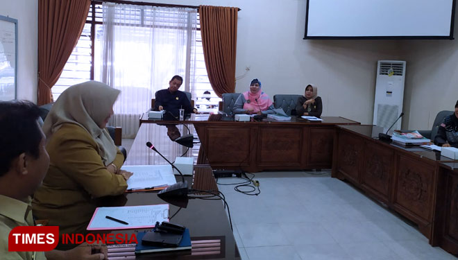 Rapat internal Komisi II pembahasan KUA PPAS DPRD Kabupaten Banyuwangi. (Foto: Agung Sedana/ TIMES Indonesia)