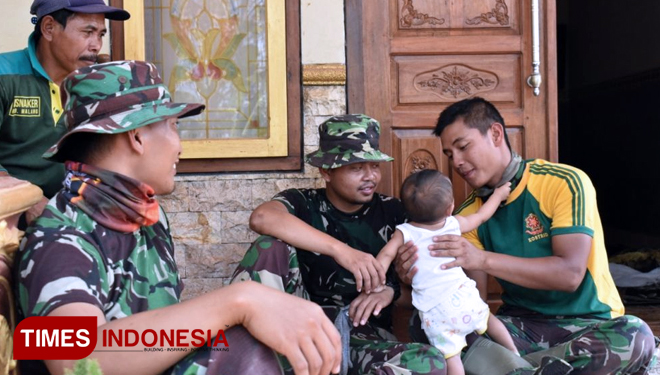 Satgas TMMD 106 Lepaskan rindu keluarga bersama warga Kedungsalam. (FOTO: AJP TIMES Indonesia)