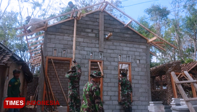 Satgas TMMD 106 Fokus Pemasangan Atap Rumah Pak Rokhim TIMES Indonesia Satgas TMMD 106 Fokus Pemasangan Atap Rumah Pak Rokhim TIMES Indonesia