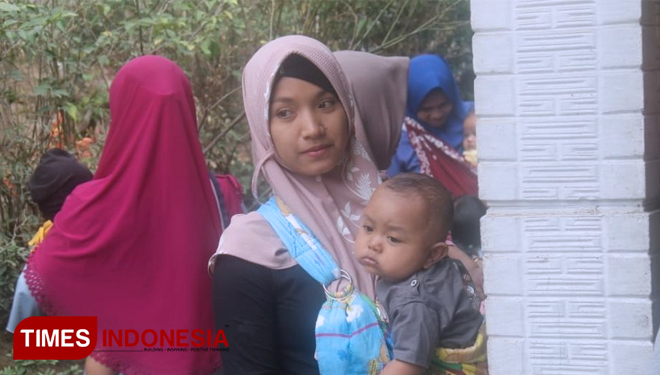 Tantri sedang Membawa Anaknya ke Posyandu TMMD 106 Kodim Cilacap. (FOTO: AJP/TIMES Indonesia)