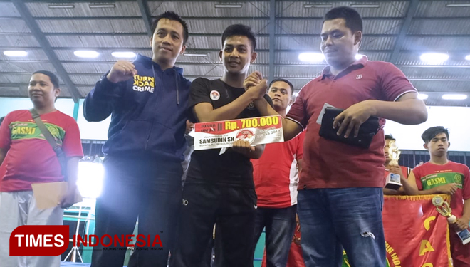Dari kanan, Samsudin, Bupati LSM Lira, pemenang kejuaraan Tarung Bebas dan Kasat Reskrim Polres Probolinggo AKP Rizky Santoso. (FOTO: Dicko W/TIMES Indonesia)
