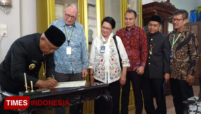 Bupati Malang, Drs HM Sanusi MM dengan Chief of Party USAID IUWASH PLUS , William Parente saat menandatangani kerjasama. (Foto : Binar Gumilang / TIMES Indonesia)