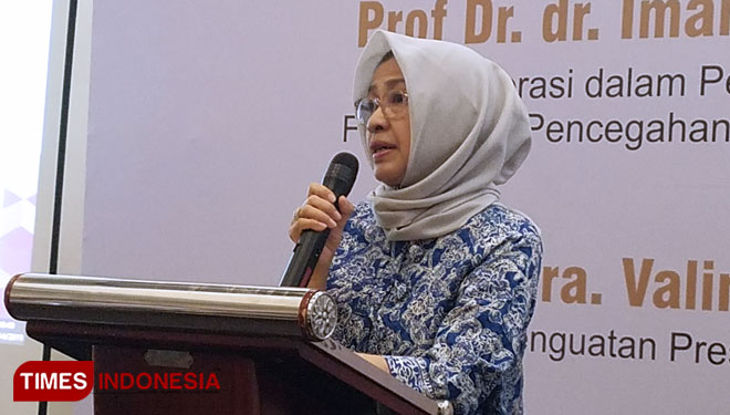 Guru Besar Universitas Indonesia (UI), Prof.Dr.Dra. Valina Singka Subekti, M.Si saat sesi Konfrensi pers. (Edi Junaidi ds/TIMES Indonesia)
