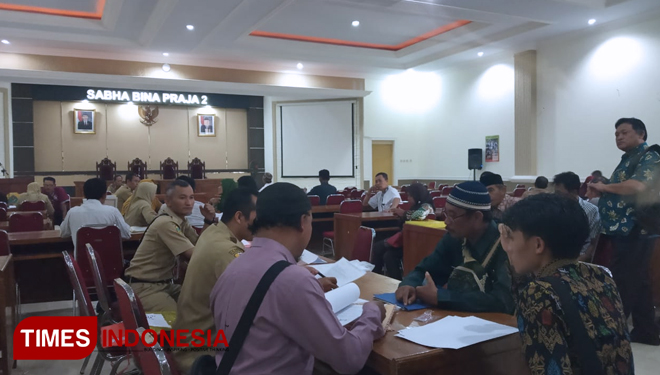 Proses verifikasi administrasi Bakal Calon Kepala Desa di Kabupaten Bondowoso (FOTO: Moh Bahri/TIMES Indonesia)