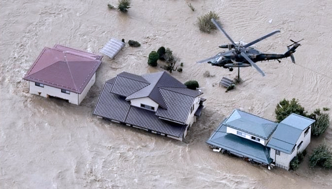 Sebuah helikopter menyelamatkan orang-orang yang terperangkap di rumah mereka ketika sungai Chikuma merendam rumah mereka setelah menghancurkan tepiannya di Nagano. (FOTO: REUTERS)