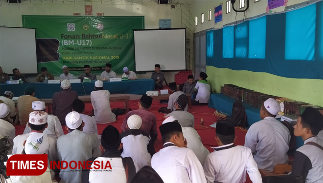 Suasana pelaksanaan Bahtsul Masail U17 di Pondok pesantren Nurut Taqwa Cermee Kabupaten Bondowoso (FOTO: Moh Bahri/TIMES Indonesia). 