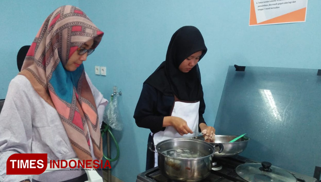 Two students of Poliwangi who found the Jackfruit meatballs. (Picture by: Roghib Mabrur/TIMES Indonesia)