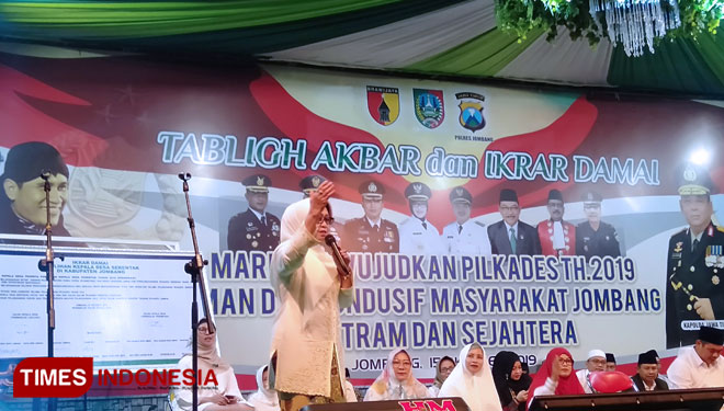 Bupati Jombang Mundjidah Wahab, saat memberikan sambutan dalam agenda ikrar damai Pilkades. (FOTO: Moh Ramli/TIMES Indonesia)