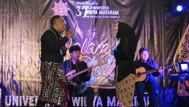 Dosen Fisipol UWM yang tergabung dalam The Gaspol saat tampil dalam acara malam pentas budaya di kampus setempat. (FOTO: Istimewa/TIMES Indonesia)
