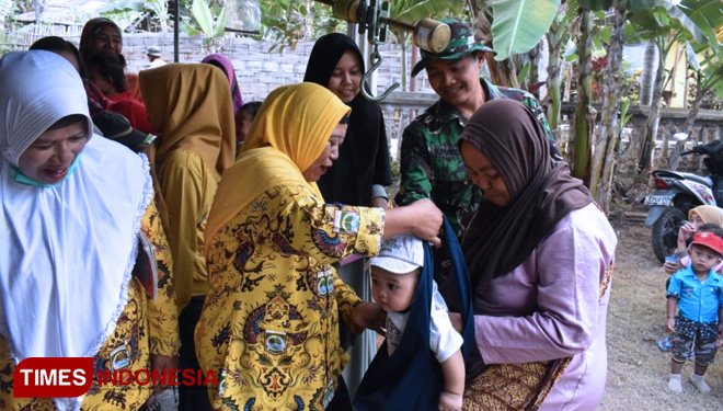 Satgas TMMD 106 Kodim 0818 Bantu Timbang Balita Dan Imunisasi. (FOTO: AJP/TIMES Indonesia)