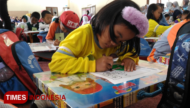 The drawing competition signing the starting of the SLAMATAN Deso Setain ceremony. (Picture by: Muhammad Dhani Rahman/TIMES Indonesia)